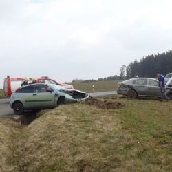 Jedno auto u Labutě skončilo v poli, druhé nad příkopem