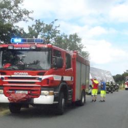 Kamion skončil v příkopu u Tymákova, narazil do několika stromů
