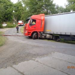 Kamion v Pístově visel ve stráni nad rybníkem