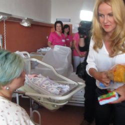 Kapka naděje obdarovala klatovské dětské oddělení. Vendula Pizingerová si prohlédla neonatologii
