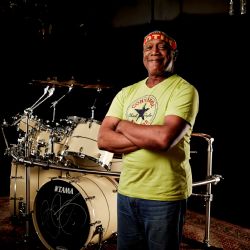 Koncert legendárního jazzrockového bubeníka Billyho Cobhama s kapelou v Měšťanské besedě se blíží