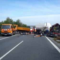 Kvůli nehodě třech nákladních aut zkolabovala doprava na D5 i tzv. staré plzeňské, silničář je vážně zraněn 