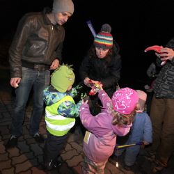 Lidé z Nové Hospody si užili lampionový průvod a koledy