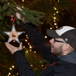 Milovníci piva pokračují v tradici a ozdobili  bednářský strom 