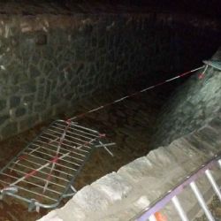 Muž na Rokycansku spadl do odtoku na dešťovou vodu. Zabil se
