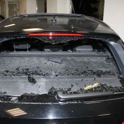 Muž vnikl v Plzni do autosalonu. Poničil luxusní vozy kovovou tyčí 