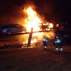 Na D5 hořel kamion s auty, škoda čtyři miliony