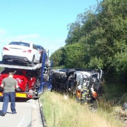 Na D5 skončil v příkopu kamion s novými auty