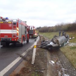 Na dálničním nájezdu u Ejpovic skončilo auto na střeše
