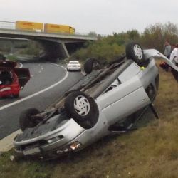 Na dálničním nájezdu u Plzence bourala tři auta, jedno skončilo na střeše