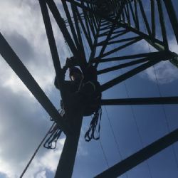 Na Domažlicku vymotávali ve středu z drátů paraglidistu. Naštěstí jen cvičně