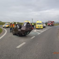 Na křižovatce do Letkova bourala dvě auta, dvě zranění