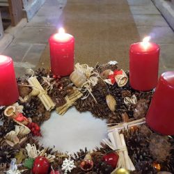 Na Mouřenci v neděli zapalují třetí adventní svíčku s prohlídkami a svařákem