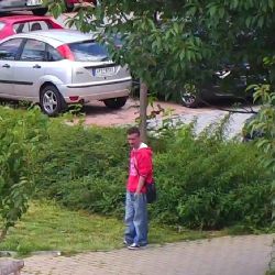 Na Skvrňanech přepadl lupič seniorku. Nepoznáte ho?