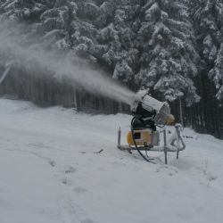 Na Špičáku napadlo 15 cm sněhu, spustili děla