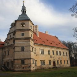 Na zámku v Červeném Poříčí v sobotu spisovatelé a výtvarníci přivítají léto