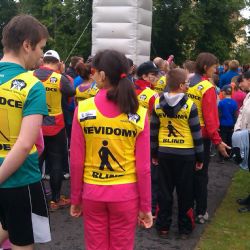 Nadace Leontinka na RunTour v Plzni. Běží 12 nevidomých 