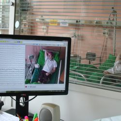 Neurologové FN Plzeň pomáhají epileptikům video-EEG monitorací 
