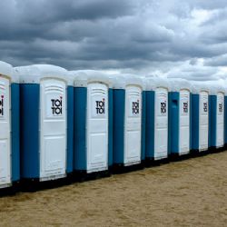 Neznámý zloděj ukradl v Plzni mobilní WC