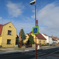 Nový osvětlený přechod u školy zvyšuje dopravní bezpečnost v Lužanech