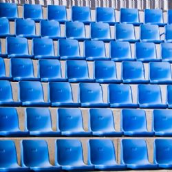 O demontované sedačky z fotbalového stadionu Viktorky mají zájem sportovní kluby  