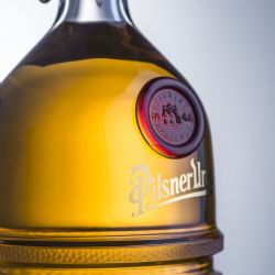 Dražba unikátních lahví Pilsner Urquell přinesla vozíčkářům rekordní sumu  