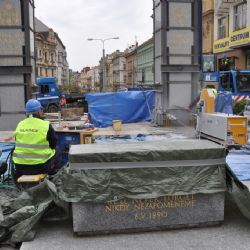 Plzeň nechala odstranit poškozené pylony pomníku Díky, Ameriko! 