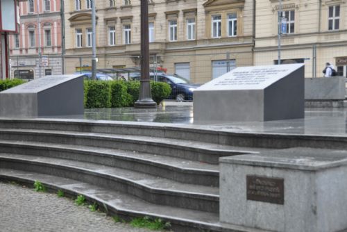 Foto: Obnova plzeňského památníku Díky, Ameriko se komplikuje