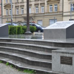 Pietní místo v centru Plzně okupují bezdomovci