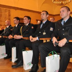 Plzeň ocenila mimořádné činy, mimo jiné muže za záchranu topící se seniorky   