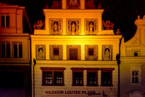 Foto: Plzeňské muzeum loutek bude v sobotu svítit pro dětskou onkologii