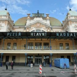 Plzeňské nádraží hostí od úterka výstavu o pěstounství