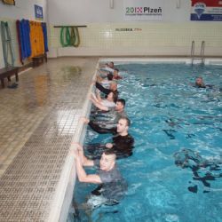 Plzeňští strážníci procházejí kurzem vodní záchrany 