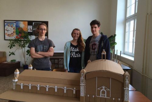 Foto: Plzenští studenti postavili holešovické výstaviště z vlnité lepenky 