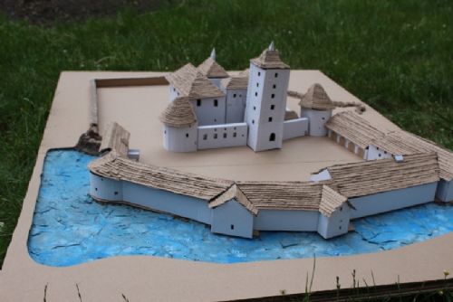 Foto: Plzeňští studenti postavili vodní hrad Švihov z vlnité lepenky 