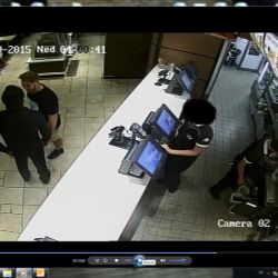 Policisté hledají svědky rvačky před Mc Donaldem v Plzni