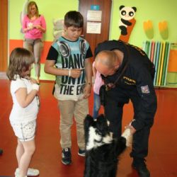 Policisté přišli potěšit nemocné děti 