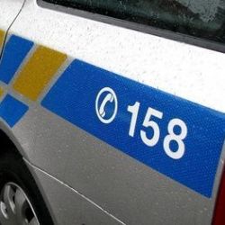 Policisté vytáhli na Rokycansku ženu z hořícího auta