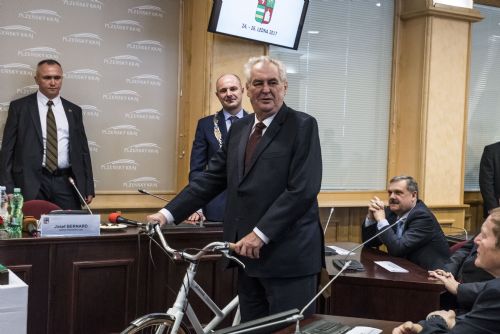 Foto: Prezident Zeman dostal v Plzni kolo Favorit, ve středu míří na Tachovsko