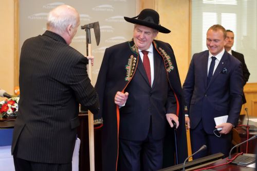 Foto: Prezident Zeman převzal chodský čakan a ocenil figuru hejtmana Šlajse 