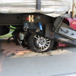 Řidič auta po střetu s kamionem vstoupil na D5 pod autobus. Nehodu nepřežil 