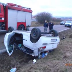 Řidička se za Božkovem převrátila na střechu