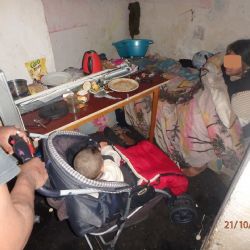 Rok a půl starý chlapeček bydlel v plzeňském sklepě plném stříkaček