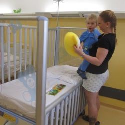 Rokycanská nemocnice ruší zákaz návštěv pacientů, ve Svaté Anně pokračuje 