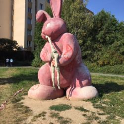 Růžový králík na Lochotíně se stal terčem vandalů, ti ho počmárali sprostými obrazci