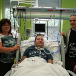 Sedmnáctiletý Saša ovládá počítač pohybem hlavy z nemocničního lůžka. Díky Totemu
