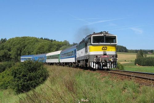 Foto: Lidé při cestě z Plzně do Prahy čím dál častěji volí vlak