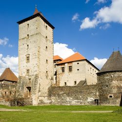 Sobota na památkách: auta oživí statek U Matoušů i hrad Švihov, vážná hudba zámek Manětín 