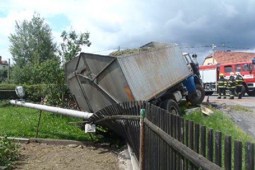 Foto: Šofér vyskočil v Zeměticích z hořící kabiny, vrtulník s ním odletěl na Vinohrady