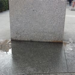 Sokolovák v Plzni pomočil památník Díky, Ameriko